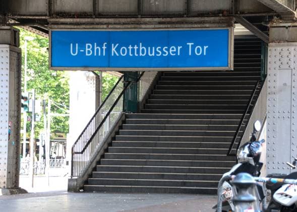 leere treppe zum u-bahnhof kottbusser tor aus angst vor gewalt leere treppe zum u-bahnhof kottbusser tor aus angst vor gewalt *** empty stairs to kottbusser tor subway station for fear of violence empty stairs to kottbusser tor subway station for fear of violence