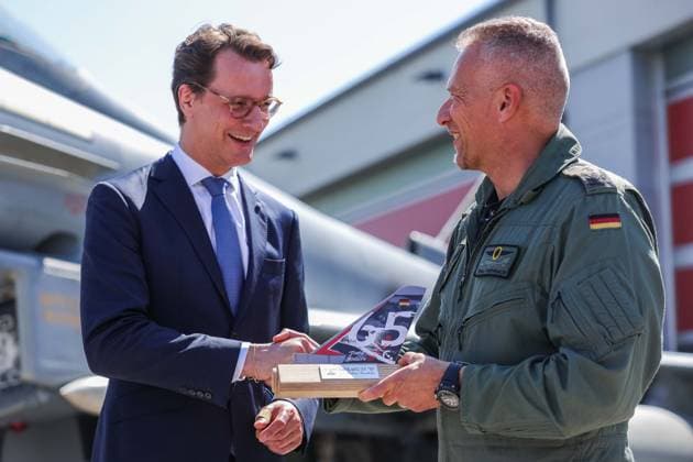 News Themen der Woche KW26 News Bilder des Tages Ministerpräsident Hendrik Wüst besucht das Taktische Luftwaffengeschwader 31 Boelcke auf dem Luftwaffenstützpunkt Nörvenich am 26.06.2024 Hendrik Wüst (Ministerpräsident Nordrhein-Westfalen NRW), links - Timo Heimbach (Kommodore des Taktischen Luftgeschwaders 31 Boelcke), rechts *** Minister President Hendrik Wüst visits Tactical Air Wing 31 Boelcke at Nörvenich Air Base on 26 06 2024 Hendrik Wüst Minister President of North Rhine-Westphalia NRW , left Timo Heimbach Commodore of Tactical Air Wing 31 Boelcke , right xJRx