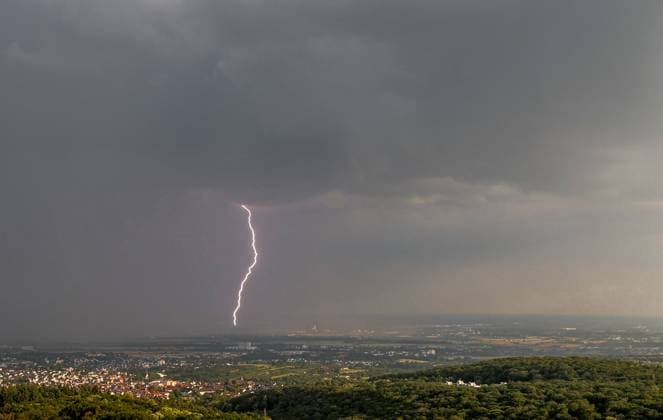 News Themen der Woche KW26 Gewitter in Hessen Ein Gewitter ist vom Hardtberg im Taunus aus über dem Rhein-Main-Gebiet zu sehen., Königstein Hessen Deutschland *** Thunderstorm in Hesse A thunderstorm can be seen from the Hardtberg in the Taunus over the Rhine Main area , Königstein Hesse Germany
