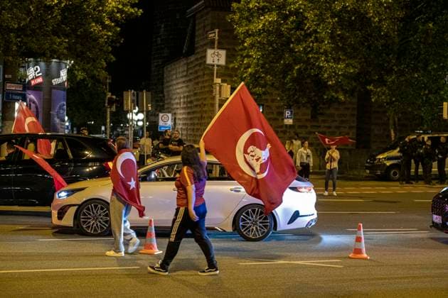26 06 2024, Victory celebration Turkey, Nuremberg After the Turkish national team reached the round of 16 of the European Championships, up to 1500 people celebrated at the Plärrer in Nuremberg at peak times The celebrations were interspersed with the occasional display of the so-called wolf salute, a gesture of the nationalist right-wing extremist Grey Wolv