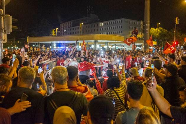 26 06 2024, Victory celebration Turkey, Nuremberg After the Turkish national team reached the round of 16 of the European Championships, up to 1500 people celebrated at the Plärrer in Nuremberg at peak times The celebrations were interspersed with the occasional display of the so-called wolf salute, a gesture of the nationalist right-wing extremist Grey Wolv