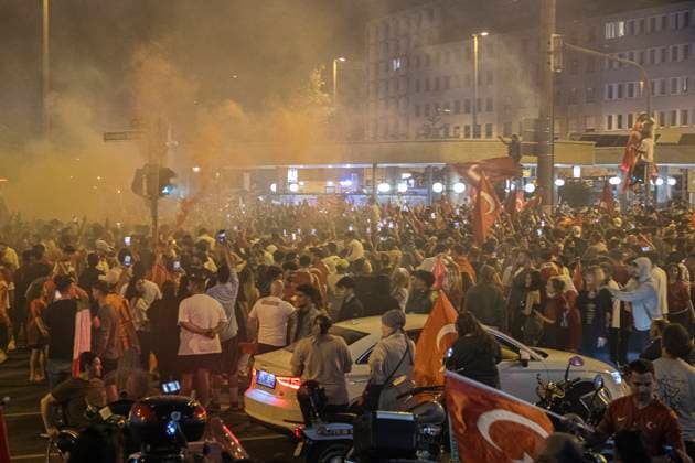 26 06 2024, Victory celebration Turkey, Nuremberg After the Turkish national team reached the round of 16 of the European Championships, up to 1500 people celebrated at the Plärrer in Nuremberg at peak times The celebrations were interspersed with the occasional display of the so-called wolf salute, a gesture of the nationalist right-wing extremist Grey Wolv