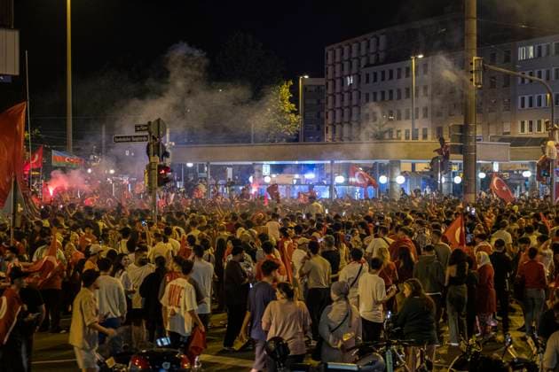 26 06 2024, Victory celebration Turkey, Nuremberg After the Turkish national team reached the round of 16 of the European Championships, up to 1500 people celebrated at the Plärrer in Nuremberg at peak times The celebrations were interspersed with the occasional display of the so-called wolf salute, a gesture of the nationalist right-wing extremist Grey Wolv