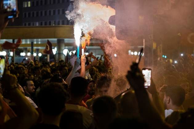 26 06 2024, Victory celebration Turkey, Nuremberg After the Turkish national team reached the round of 16 of the European Championships, up to 1500 people celebrated at the Plärrer in Nuremberg at peak times The celebrations were interspersed with the occasional display of the so-called wolf salute, a gesture of the nationalist, extreme right-wing Grey Wolve