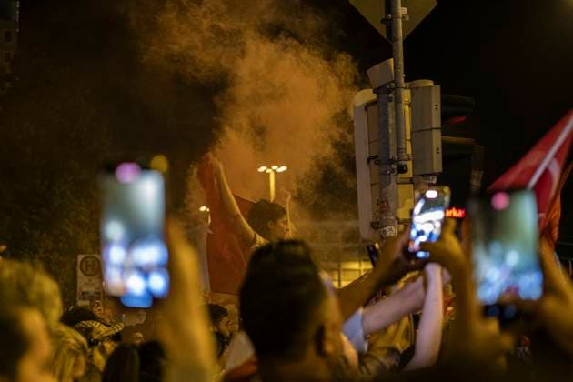 26 06 2024, Victory celebration Turkey, Nuremberg After the Turkish national team reached the round of 16 of the European Championships, up to 1500 people celebrated at the Plärrer in Nuremberg at peak times The celebrations were interspersed with the occasional display of the so-called wolf salute, a gesture of the nationalist right-wing extremist Grey Wolv