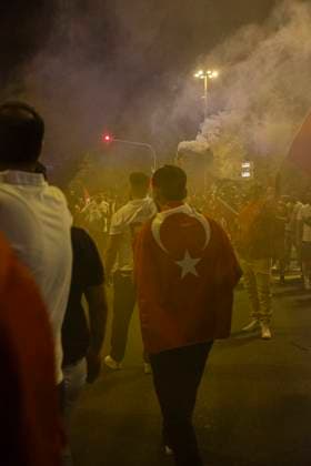 26 06 2024, Victory celebration Turkey, Nuremberg After the Turkish national team reached the last 16 of the European Championships, up to 1500 people celebrated at the Plärrer in Nuremberg at peak times The celebrations were interspersed with the occasional display of the so-called wolf salute, a gesture of the nationalist, far-right Grey Wolves Plärrer Bav