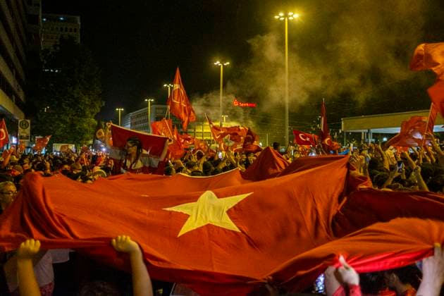 26 06 2024, Victory celebration Turkey, Nuremberg After the Turkish national team reached the round of 16 of the European Championships, up to 1500 people celebrated at the Plärrer in Nuremberg at peak times The celebrations were interspersed with the occasional display of the so-called wolf salute, a gesture of the nationalist right-wing extremist Grey Wolv