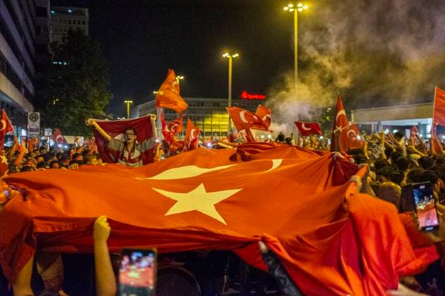 News Themen der Woche KW26 News Bilder des Tages 26.06.2024, Siegesfeier Türkei, Nürnberg: Nach dem EM-Achtelfinaleinzug der türkischen Nationalmannschaft feierten am Nürnberger Plärrer in der Spitze bis zu 1500 Personen. In die Jubelfeier mischte sich vereinzelt das Zeigen des sog. Wolfsgruß , eine Geste der nationalistisch rechtsextremen Grauen Wölfe . Plärrer Bayern Deutschland Siegesfeier 26.06. Türkei Nürnberg -25 *** 26 06 2024, Victory celebration Turkey, Nuremberg After the Turkish national team reached the round of 16 of the European Championships, up to 1500 people celebrated at the Plärrer in Nuremberg at peak times The celebrations were interspersed with the occasional display of the so-called wolf salute, a gesture of the nationalist right-wing extremist Grey Wolv