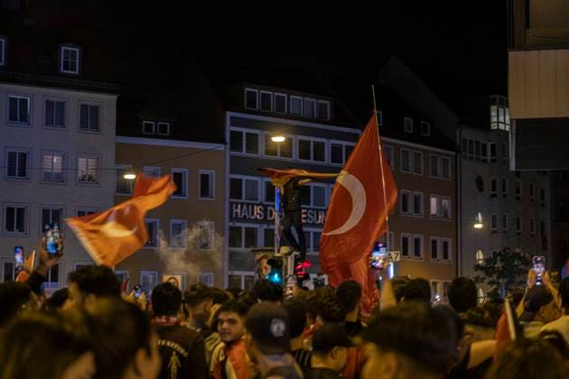 26 06 2024, Victory celebration Turkey, Nuremberg After the Turkish national team reached the round of 16 of the European Championships, up to 1500 people celebrated at the Plärrer in Nuremberg at peak times The celebrations were interspersed with the occasional display of the so-called wolf salute, a gesture of the nationalist right-wing extremist Grey Wolv