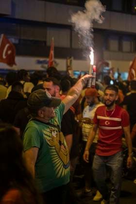 26 06 2024, Victory celebration Turkey, Nuremberg After the Turkish national team reached the round of 16 of the European Championships, up to 1500 people celebrated at the Plärrer in Nuremberg at peak times The celebrations were interspersed with the occasional display of the so-called wolf salute, a gesture of the nationalist right-wing extremist Grey Wolv