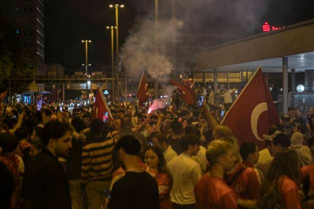26 06 2024, Victory celebration Turkey, Nuremberg After the Turkish national team reached the round of 16 of the European Championships, up to 1500 people celebrated at the Plärrer in Nuremberg at peak times The celebrations were interspersed with the occasional display of the so-called wolf salute, a gesture of the nationalist right-wing extremist Grey Wolv