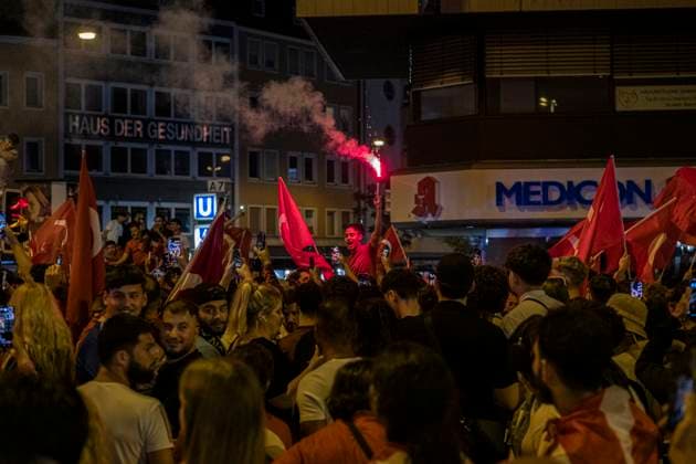 26 06 2024, Victory celebration Turkey, Nuremberg After the Turkish national team reached the last 16 of the European Championships, up to 1500 people celebrated at the Plärrer in Nuremberg at peak times The celebrations were interspersed with the occasional display of the so-called wolf salute, a gesture of the nationalist right-wing extremist Grey Wolves P