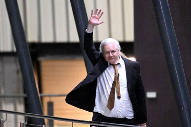 JULIAN ASSANGE RELEASE AUSTRALIA, WikiLeaks founder Julian Assange waves at supporters after arriving at Canberra Airport, Canberra, Wednesday, June 26, 2024. ( NO ARCHIVING, EDITORIAL USE ONLY, NO USE IN BOOKS WITHOUT CONSENT CANBERRA ACT AUSTRALIA  Copyright: xLUKASxCOCHx 20240627179725562870