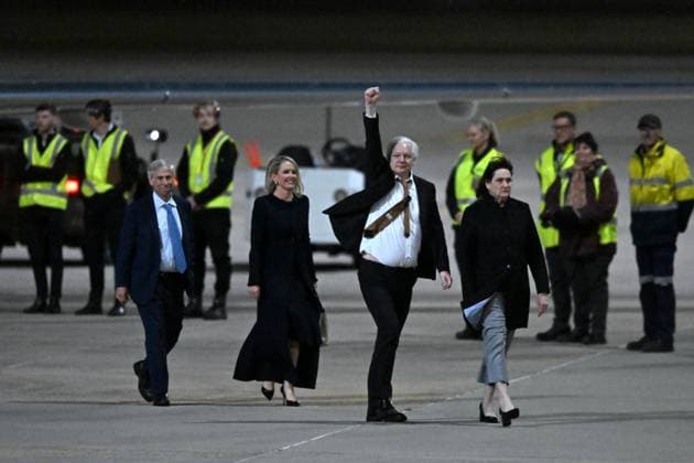JULIAN ASSANGE RELEASE AUSTRALIA, WikiLeaks founder Julian Assange gestures to supporters after arriving at Canberra Airport, Canberra, Wednesday, June 26, 2024. ( NO ARCHIVING, EDITORIAL USE ONLY, NO USE IN BOOKS WITHOUT CONSENT CANBERRA ACT AUSTRALIA  Copyright: xLUKASxCOCHx 20240627149104711407