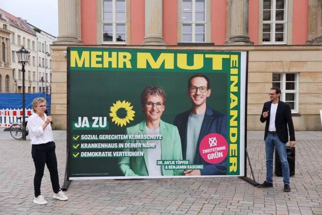 Antje Töpfer und Benjamin Raschke (Spitzenkandidaten von Bündnis 90 Die Grünen) präsentieren ein Großflächenplakat mit der Aufschrift Ja zu sozial gerechtem Klimaschutz, Krankenhaus in deiner Nähe, Demokratie verteidigen während der Vorstellung der Wahlplakate für die Landtagswahl in Brandenburg, Alter Markt, Potsdam, 27. Juni 2024. Die Wahl findet am 22. September statt. Landtagswahl Brandenburg 2024: Vorstellung Wahlplakate Bündnis 90 Die Grünen *** Antje Töpfer and Benjamin Raschke top candidates of Bündnis 90 Die Grünen present a large poster with the inscription Yes to socially just climate protection, Hospital near you, Defend democracy during the presentation of the election posters for the state election in Brandenburg, A