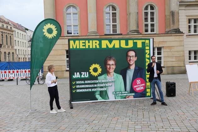 Antje Töpfer und Benjamin Raschke (Spitzenkandidaten von Bündnis 90 Die Grünen) präsentieren ein Großflächenplakat mit der Aufschrift Ja zu sozial gerechtem Klimaschutz, Krankenhaus in deiner Nähe, Demokratie verteidigen während der Vorstellung der Wahlplakate für die Landtagswahl in Brandenburg, Alter Markt, Potsdam, 27. Juni 2024. Die Wahl findet am 22. September statt. Landtagswahl Brandenburg 2024: Vorstellung Wahlplakate Bündnis 90 Die Grünen *** Antje Töpfer and Benjamin Raschke top candidates of Bündnis 90 Die Grünen present a large poster with the inscription Yes to socially just climate protection, Hospital near you, Defend democracy during the presentation of the election posters for the state election in Brandenburg, A