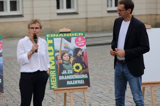Antje Töpfer und Benjamin Raschke (Spitzenkandidaten von Bündnis 90 Die Grünen) präsentieren ein Wahlplakat mit der Aufschrift Ja zu Brandenburg nazifrei während der Vorstellung der Wahlplakate für die Landtagswahl in Brandenburg, Alter Markt, Potsdam, 27. Juni 2024. Die Wahl findet am 22. September statt. Landtagswahl Brandenburg 2024: Vorstellung Wahlplakate Bündnis 90 Die Grünen *** Antje Töpfer and Benjamin Raschke top candidates of Bündnis 90 Die Grünen present an election poster with the inscription Ja zu Brandenburg nazifrei during the presentation of the election posters for the state election in Brandenburg, Alter Markt, Potsdam, June 27, 2024 The election will take place on September 22 State election Brandenburg 2024 Pres