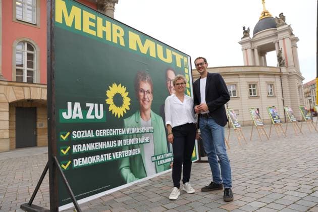 News Bilder des Tages Antje Töpfer und Benjamin Raschke (Spitzenkandidaten von Bündnis 90 Die Grünen) stehen vor einem Großflächenplakat mit der Aufschrift Ja zu sozial gerechtem Klimaschutz, Krankenhaus in deiner Nähe, Demokratie verteidigen während der Vorstellung der Wahlplakate für die Landtagswahl in Brandenburg, Alter Markt, Potsdam, 27. Juni 2024. Die Wahl findet am 22. September statt. Landtagswahl Brandenburg 2024: Vorstellung Wahlplakate Bündnis 90 Die Grünen *** Antje Töpfer and Benjamin Raschke top candidates of Bündnis 90 Die Grünen stand in front of a large poster with the inscription Yes to socially just climate protection, Hospital near you, Defend democracy during the presentation of the election posters for the state election in Brand
