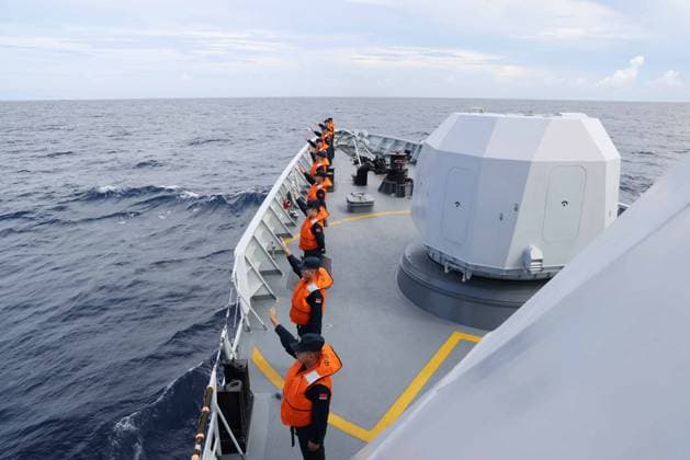 News Bilder des Tages (240627) -- GUANGZHOU, June 27, 2024 -- Chinese sailors wave good-bye to their Vietnamese counterparts after the 36th joint patrol of Chinese and Vietnamese navies in Beibu Gulf in the South China Sea, June 27, 2024. The Chinese and Vietnamese navies concluded their 36th joint patrol in the Beibu Gulf on Thursday. The two sides each sent two vessels for the two-day patrol. The Chinese navy dispatched the two vessels Tongling and Hanzhong. The patrol, a routine activity in line with an agreement signed by the two countries in 2005, aims to deepen the comprehensive strategic cooperative partnership between the two countries. (Photo by Xinhua) CHINA-VIETNAM-NAVIES-JOINT PATROL-CONCLUSION (CN) ZhouxLuyao 
