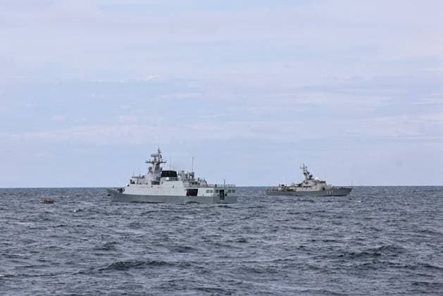 (240627) -- GUANGZHOU, June 27, 2024 -- Chinese and Vietnamese navies conduct a search and rescue drill during the 36th joint patrol of Chinese and Vietnamese navies in Beibu Gulf in the South China Sea, June 26, 2024. The Chinese and Vietnamese navies concluded their 36th joint patrol in the Beibu Gulf on Thursday. The two sides each sent two vessels for the two-day patrol. The Chinese navy dispatched the two vessels Tongling and Hanzhong. The patrol, a routine activity in line with an agreement signed by the two countries in 2005, aims to deepen the comprehensive strategic cooperative partnership between the two countries. (Photo by Xinhua) CHINA-VIETNAM-NAVIES-JOINT PATROL-CONCLUSION (CN) LixZhengsong 