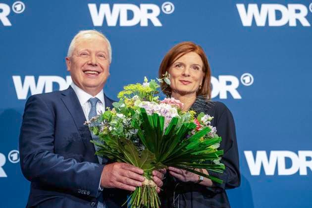 Bilder des Jahres 2024, News 06 Juni News Themen der Woche KW26 Entertainment Themen der Woche KW26 Entertainment Bilder des Tages Wahl des Intendanten der Intendantin des WDR Kunst, Kultur, Unterhaltung: Foto- und Pressetermin fuer die Wahl des Intendanten der Intendantin des WDR am 27.06.24 im Marsiliussaal in Koeln. Tom Buhrow (WDR Intendant) uebergibt einen Blumenstrauss an Dr. Katrin Vernau (zukuneftige WDR Intendantin). Foto: Kirchner-Media TH *** Election of the WDR Art, Culture, Entertainment Director Photo and press event for the election of the WDR Director General on 27 06 24 in the Marsiliussaal in Cologne Tom Buhrow WDR Director General hands over a bouquet of flowers to Dr. Katrin Vernau future WDR Director General Photo Kirchner Media TH Copyright: xKirchner-Media THx