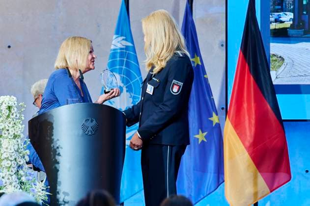 Nancy Faser Peacekeeping 2024 EUR, Germany, Berlin, 27 06 2024 v l n r Federal Minister of the Interior Nancy Faser SPD congratulates Detective Chief Commissioner Dörthe PapaKonstantinou on Peacekeeping Day the deployment of all German forces in international peacekeeping