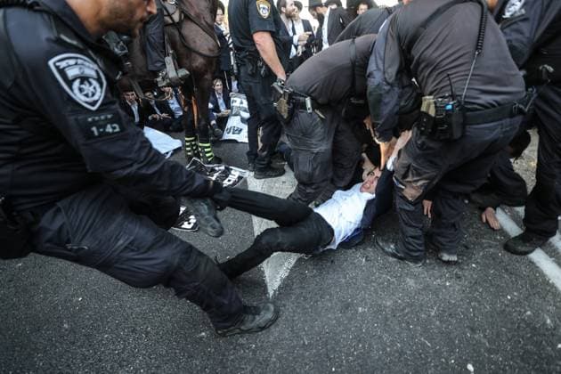 Bilder des Jahres 2024, News 06 Juni News Themen der Woche KW26 Orthodox Jews block highway protesting army conscription in Isra BNEI BRAK, ISRAEL - JUNE 27: Dozens of Ultra-Orthodox Jews, also known as Haredim clash with the Israeli police as they stage a sit-in protest against the compulsory military service at the highway in Bnei Brak, Israel on June 27, 2024. photo by saeed qaq Copyright: xSAEEDQAQx image00006.jpeg