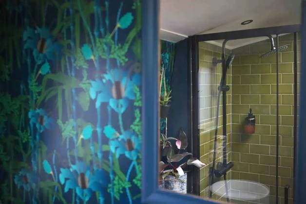 Love plants? Stay in London’s first live-in terrarium boat this summer Story from Jam Press (Terrarium Boat) Pictured: The bathroom. Love plants? Stay in London’s first live-in terrarium boat this summer Are you a plant lover? A water babe? Well, now you can take both to the next level with a stay on a ‘terrarium boat . Moored on a canal in Hackney, London, this life-size ecosystem is made for those who want to get close to nature. The 48.3 sq m boat is decked out with 150 verdant houseplants - making it a perfect live-in oasis. Terrariums are more commonly known to be small, sometimes big, glass enclosures filled with plants, stones and mosses. But this one is a floating, green sanctuary. The two-guest property is completely  Copyright: xJamxPress @thefloatingterrarium