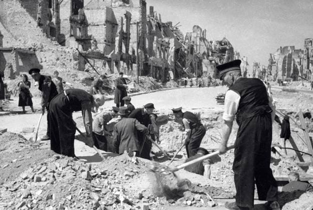 CLEARING DEBRIS BERLIN 40946 15.05.1945 Clearing debris on Frankfurter Alley in Berlin. Evgeniy Sputnik Berlin Germany  Copyright: xEvgeniyx