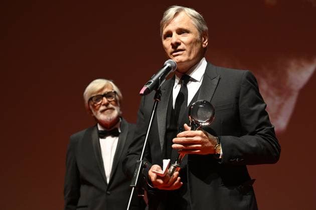 Bilder des Jahres 2024, Entertainment 06 Juni Entertainment Themen der Woche KW26 Entertainment Bilder des Tages Opening ceremony of the 58th Karlovy Vary International Film Festival was held on June 28, 2024, in Karlovy Vary, Czech Republic. American actor Viggo Mortensen, right, receives the President s Award by festival president Jiri Bartoska, left. (CTKxPhoto KaterinaxSulova) CTKPhotoP2024062808166  CTKPhotoP2024062808166
