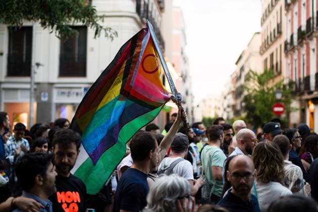 News Themen der Woche KW26 News Bilder des Tages Critical Pride March through the streets of Madrid - 28 Jun 2024 A person holds an LGTBIQ+ flag on a sword, during the Critical Pride demonstration that toured the streets of Madrid, this year it was in support of the Palestinian people. Different groups that make up the Madrid Critical Pride Platform organized an alternative demonstration against the official World Pride events and sought to vindicate the rights of the LGTBIQ+ collective. Madrid Spain Copyright: xLuisxSotox xSOPAxImagesx LSOTOMC10