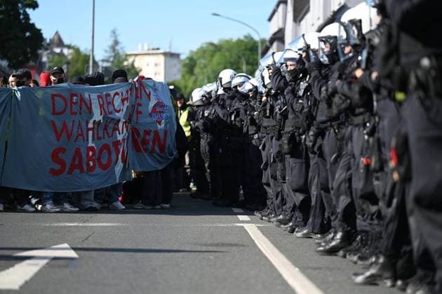 Demos gegen den AfD-Bundesparteitag in der Grugahalle in Rüttenscheid. ** NUR FÜR REDAKTIONELLE ZWECKE ** EDITORIAL USE ONLY **<p>Demonstranten gehen auf die Straße gegen die AfD am Samstag, dem 28. Juni 2024. Der Parteitag der AfD findet am 29.06. 2024 in der Grugahalle in Essen, Ruhrgebiet statt. Demonstranten, Demonstrationen, Polizei im Einsatz und Polizeiaufgebot, Aktionen von AfD-Gegnern in Rüttenscheid. Die Gruppen Gemeinsam laut und die Gruppe Widersetzen machen Aktionen gegen den Parteitag der AfD . Deutschland NRW Essen Copyright: KerstinxKokoska *** Demonstrations against the AfD federal party conference in the Grugahalle in Rüttenscheid FOR EDITORIAL PURPOSES ONLY p Demonstrators take to the streets against the AfD on Satu Copyright: KerstinxKokoska doc7w2rkzwhc8ywc7c3hwy ,EDITORIAL USE ONLY