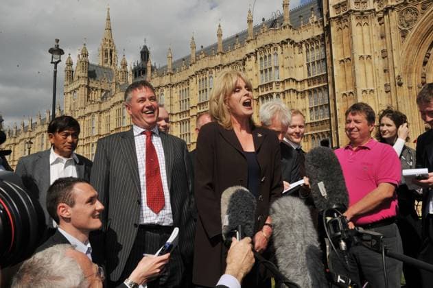 Joanna Lumley meets Gordon Brown Gurkha campaigners hopeful of deal Joanna Lumley says her meeting with Gordon Brown to discuss her campaign for Gurkhas settlement rights was extremely positive .,  Copyright: xDavidxWimsettx xAvalonx 0559809415