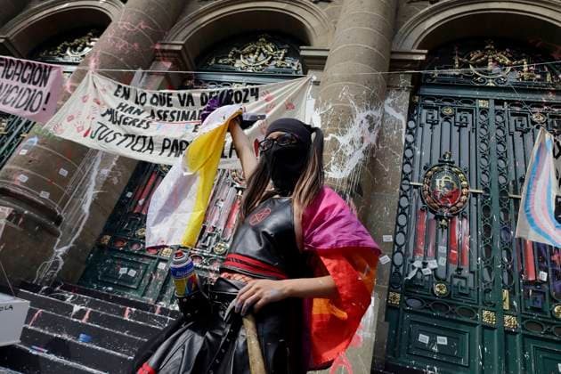 Anti-pride March In Mexico City Members of the bloc are carrying out direct action in the Congress of Mexico City, Mexico, on June 24, 2023, against the LGBTTTIQA+ Pride March, rejecting the capitalization of this commemoration and false alliance discourse through companies and media via advertising and marketing campaigns. They are leaving aside the real cause and the lack of struggle to eradicate discrimination, racism, classism, homophobia, transphobia, and violence in all its forms that they face on a daily basis. Mexico City Mexico City Mexico  Copyright: xGerardoxVieyrax originalFilename: vieyra-notitle240629_npOpQ.jpg