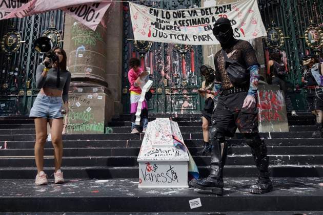 News Bilder des Tages Anti-pride March In Mexico City Members of the bloc are carrying out direct action in the Congress of Mexico City, Mexico, on June 24, 2023, against the LGBTTTIQA+ Pride March, rejecting the capitalization of this commemoration and false alliance discourse through companies and media via advertising and marketing campaigns. They are leaving aside the real cause and the lack of struggle to eradicate discrimination, racism, classism, homophobia, transphobia, and violence in all its forms that they face on a daily basis. Mexico City Mexico City Mexico  Copyright: xGerardoxVieyrax originalFilename: vieyra-notitle240629_npYFu.jpg