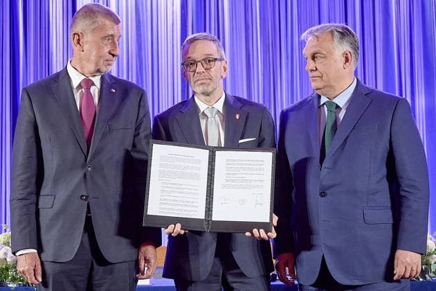 News Themen der Woche KW26 News Bilder des Tages - Wien 30.06.2024 - Heute empfing der FPÖ-Chef im Wiener Intercontinental Hotel den ungarischen Ministerpräsidenten den tschechischen Ex-Premier in Wien. Die drei haben gemeinsam mit dem FPÖ-Delegationsleiter im EU-Parlament eine Erklärung zu einer zukünftigen Zusammenarbeit im EU-Parlament unterzeichnet. PHOTO: (v.L.) der tschechische Ex-Premier Andrej Babis, FPÖ Chef Herbert Kickl, der ungarischen Ministerpräsidenten Viktor Orban mit der unterzeichneten Erklärung. Vienna (AUSTRIA) - Today the FPÖ leader received the Hungarian Prime Minister and the former Czech Prime Minister in Vienna at the Intercontinental Hotel in Vienna. The three made a statement together with the FPÖ head of delegation in the EU Parliament. Rechtspopulis 