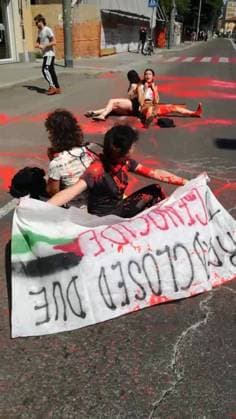 News Bilder des Tages BOLOGNA - THE TOUR DE FRANCE BLOCKED IN SUPPORT OF YOUNG PALESTINIANS, AGAINST the sportwhasing of Israel Premier Tech, the Israeli team participating in the Tuor. This afternoon, five people adhering to the Latest Generation Repair Fund campaign occupied the road under the bridge of the Mazzini station, sitting down, chaining themselves together and pouring red paint on themselves and on the street, to symbolize blood Editorial Usage Only  Copyright: xUltimaxGenerazione Fotogrammax xIPAx Agenzia_Fotogramma_FGR4130911