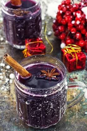 Crystal goblet with mulled wine and cinnamon stick in it,decorated with star anise ,model released, Symbolfoto