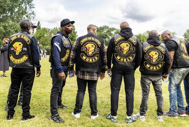 AMSTERDAM - Sons of Slaves the Brotherhood during a protest against the National Institute for the Dutch Slavery History and Heritage (NiNsee) on the day of the national commemoration of the abolition of slavery at the Slavery Monument in the Oosterpark. Various organizations hold NiNsee responsible for the recent commotion surrounding Speaker of the House Martin Bosma. ANP EVA PLEVIER netherlands out - belgium out  Copyright: xx x502524810x originalFilename: 502524810.jpg