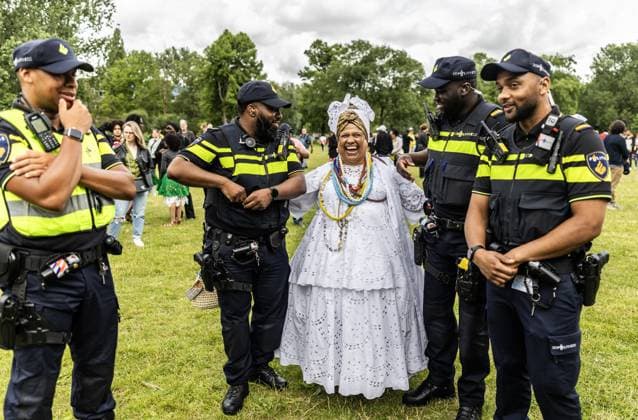 AMSTERDAM - Woman wearing traditional clothing with the police during a protest against the National Institute for the Dutch Slavery History and Heritage (NiNsee) on the day of the national commemoration of the abolition of slavery at the Slavery Monument in the Oosterpark. Various organizations hold NiNsee responsible for the recent commotion surrounding Speaker of the House Martin Bosma. ANP EVA PLEVIER netherlands out - belgium out  Copyright: xx x502524826x originalFilename: 502524826.jpg
