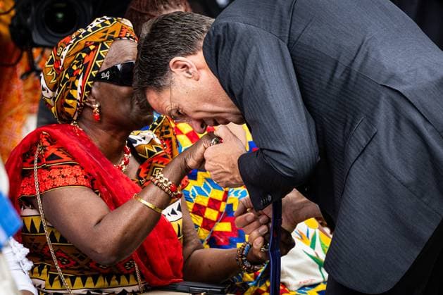 AMSTERDAM - Outgoing Prime Minister Mark Rutte gives a kiss on the hand during the national commemoration of the abolition of slavery at the slavery monument in the Oosterpark. The commemoration is organized by the National Institute for the Dutch Slavery History and Legacy (NiNsee). ANP ROBIN VAN LONKHUIJSEN netherlands out - belgium out  Copyright: xx x502525031x originalFilename: 502525031.jpg