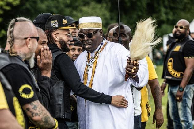 AMSTERDAM - The King of Africa greets the Sons of Slaves the Brotherhood during a protest against the National Institute for the Dutch Slavery Past and Heritage (NiNsee) on the day of the national commemoration of the abolition of slavery at the Slavery Monument in the Oosterpark. Various organizations hold NiNsee responsible for the recent commotion surrounding Speaker of the House Martin Bosma. ANP EVA PLEVIER netherlands out - belgium out  Copyright: xx x502525307x originalFilename: 502525307.jpg