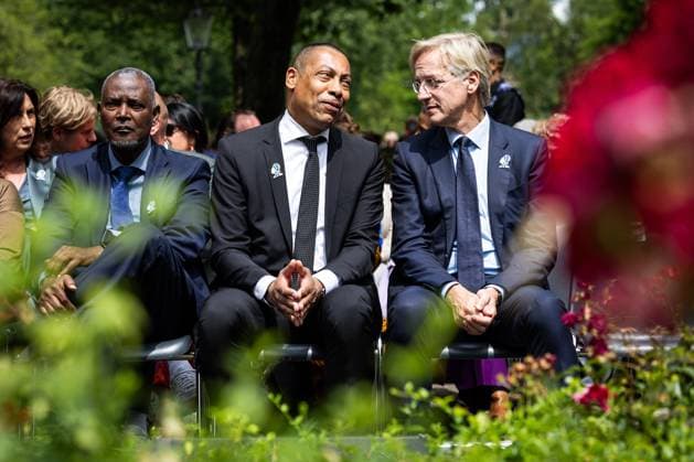 AMSTERDAM - (l-r) Minister Franc Weerwind, Minister Robbert Dijkgraaf during the national commemoration of the abolition of slavery at the slavery monument in the Oosterpark. The commemoration is organized by the National Institute for the Dutch Slavery History and Legacy (NiNsee). ANP ROBIN VAN LONKHUIJSEN netherlands out - belgium out  Copyright: xx x502525598x originalFilename: 502525598.jpg
