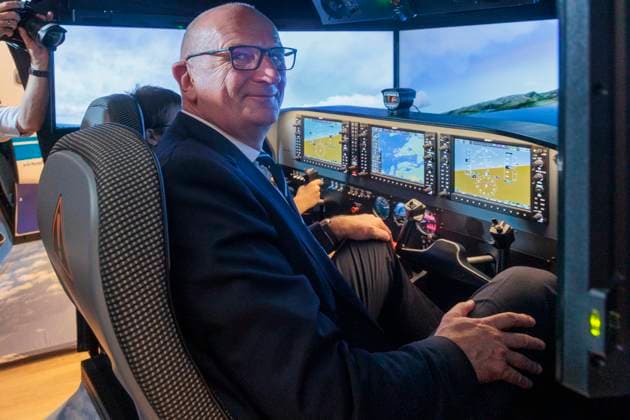 News Themen der Woche KW27 News Bilder des Tages Eröffnung der Newton Flight Academy Brandenburg der CHESCO GmbH DEU Brandenburg Cottbus Â Ministerpräsident Woidke eröffnen Newton Flight Academy Brandenburg: In Zusammenarbeit mit Boeing bietet die Newton Flight Academy Brandenburg in Cottbus mit drei Full-Motion Flugsimulatoren ein einzigartiges Lernerlebnis, das speziell auf MINT-begeisterte Schülerinnen und Schüler ausgerichtet ist. Neben einem modernen Klassenraum bietet die Akademie drei Full-Motion Flugsimulatoren und Laboratorien, die zum eigenständigen Forschen einladen. Die Newton Flight Academy richtet sich vornehmlich an Schulklassen und Jugendliche und bietet auch kostenlose Programme für Vorschulkinder an. Die Newton Flight Academy Brandenburg ist ein Projekt der C