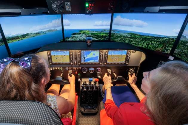 Eröffnung der Newton Flight Academy Brandenburg der CHESCO GmbH DEU Brandenburg Cottbus Â US-Botschafterin Amy Gutmann an den Steuerküppeln einer der drei Full-Motion Flugsimulatoren: In Zusammenarbeit mit Boeing bietet die Newton Flight Academy Brandenburg in Cottbus mit drei Full-Motion Flugsimulatoren ein einzigartiges Lernerlebnis, das speziell auf MINT-begeisterte Schülerinnen und Schüler ausgerichtet ist. Neben einem modernen Klassenraum bietet die Akademie drei Full-Motion Flugsimulatoren und Laboratorien, die zum eigenständigen Forschen einladen. Die Newton Flight Academy richtet sich vornehmlich an Schulklassen und Jugendliche und bietet auch kostenlose Programme für Vorschulkinder an. Die Newton Flight Academy Brandenbu
