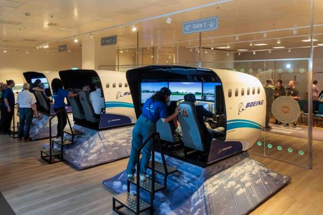 Flugsimulatoren der Newton Flight Academy in Cottbus DEU Brandenburg Cottbus Â Heue eröffnete die Newton Flight Academy Brandenburg: In Zusammenarbeit mit Boeing bietet die Newton Flight Academy Brandenburg in Cottbus mit drei Full-Motion Flugsimulatoren ein einzigartiges Lernerlebnis, das speziell auf MINT-begeisterte Schülerinnen und Schüler ausgerichtet ist. Neben einem modernen Klassenraum bietet die Akademie drei Full-Motion Flugsimulatoren und Laboratorien, die zum eigenständigen Forschen einladen. Die Newton Flight Academy richtet sich vornehmlich an Schulklassen und Jugendliche und bietet auch kostenlose Programme für Vorschulkinder an. Die Newton Flight Academy Brandenburg ist ein Projekt der CHESCO GmbH und die erste New