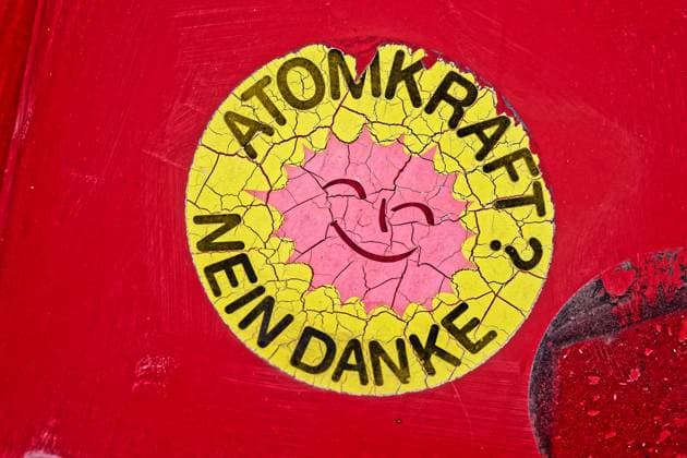 Ein in die Jahre gekommener Aufkleber der Anti-Atomkraft-Bewegung an einem Auto. Atomkraft ? Nein danke. Dieser Aufkleber löst sich nach der Zeit inzwischen auf. Traunstein Bayern Deutschland *** An aging sticker of the anti-nuclear movement on a car Atomkraft Nein danke This sticker is now dissolving after time Traunstein Bavaria Germany Copyright: xRolfxPossx
