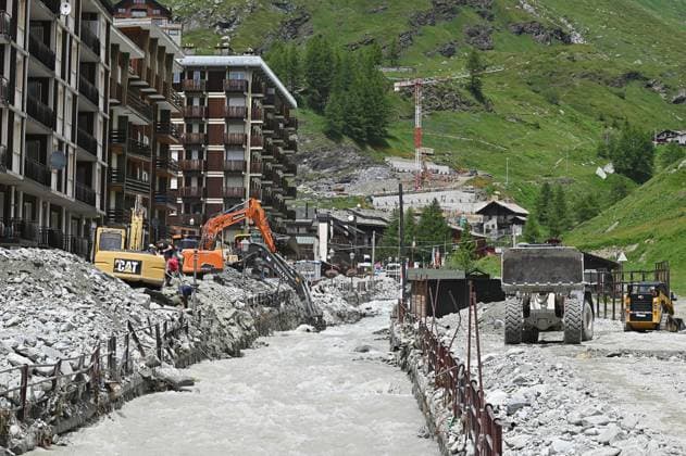 Bilder des Jahres 2024, News 07 Juli News Themen der Woche KW27 News Bilder des Tages July 1, 2024, Cervinia (Aosta, Italy: Residenti e volontari al lavoro per ripulire i numerosi edifici invasi dal fango trasportato in paese dall ondata di maltempo, a Cervinia, 01 luglio 2024. ANSA ALESSANDRO DI MARCO. .Residents and volunteers working to clean up the many buildings invaded by mud transported in the town by the wave of bad weather, in Cervinia, near Aosta, Italy, 01 July 2024. ANSA ALESSANDRO DI MARCO Cervinia (Aosta Italy  - ZUMAa110 20240701_zaf_a110_031 Copyright: xAlessandroxDixMarcox