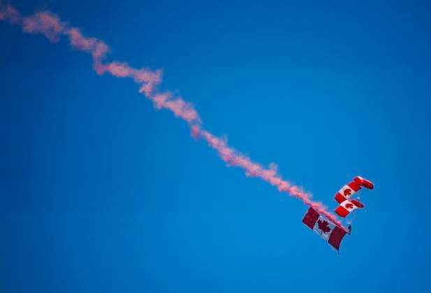 News Bilder des Tages July 1, 2024, Ottawa, On, CAN: Members of the Skyhawks Parachute Team perform above the Canada Day noon hour show at LeBreton Flats, during a flypast celebrating the RCAF centennial, in Ottawa, on Monday, July 1, 2024. Ottawa CAN  - ZUMAc35_ 20240701_zaf_c35_058 Copyright: xJustinxTangx