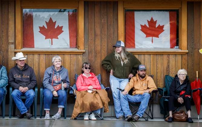News Bilder des Tages July 1, 2024, Cremona, Ab, CANADA: Spectators watch a parade under shelter during rainy Canada Day celebrations in Cremona, Alta., Monday, July 1, 2024. Cremona CANADA  - ZUMAc35_ 20240701_zaf_c35_066 Copyright: xJeffxMcintoshx